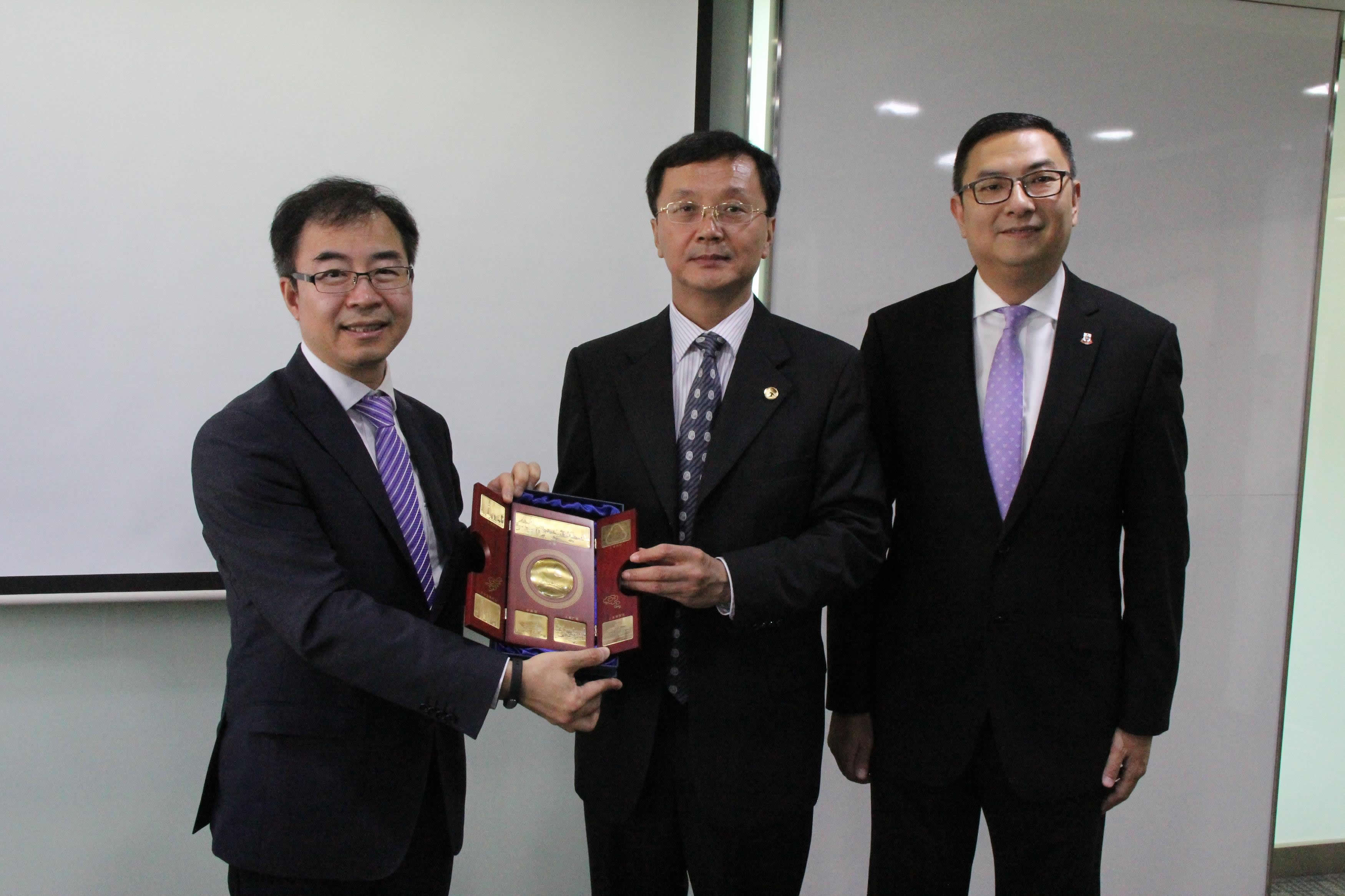 Delegation from Shanghai visits Tung Wah College (18 September 2015)