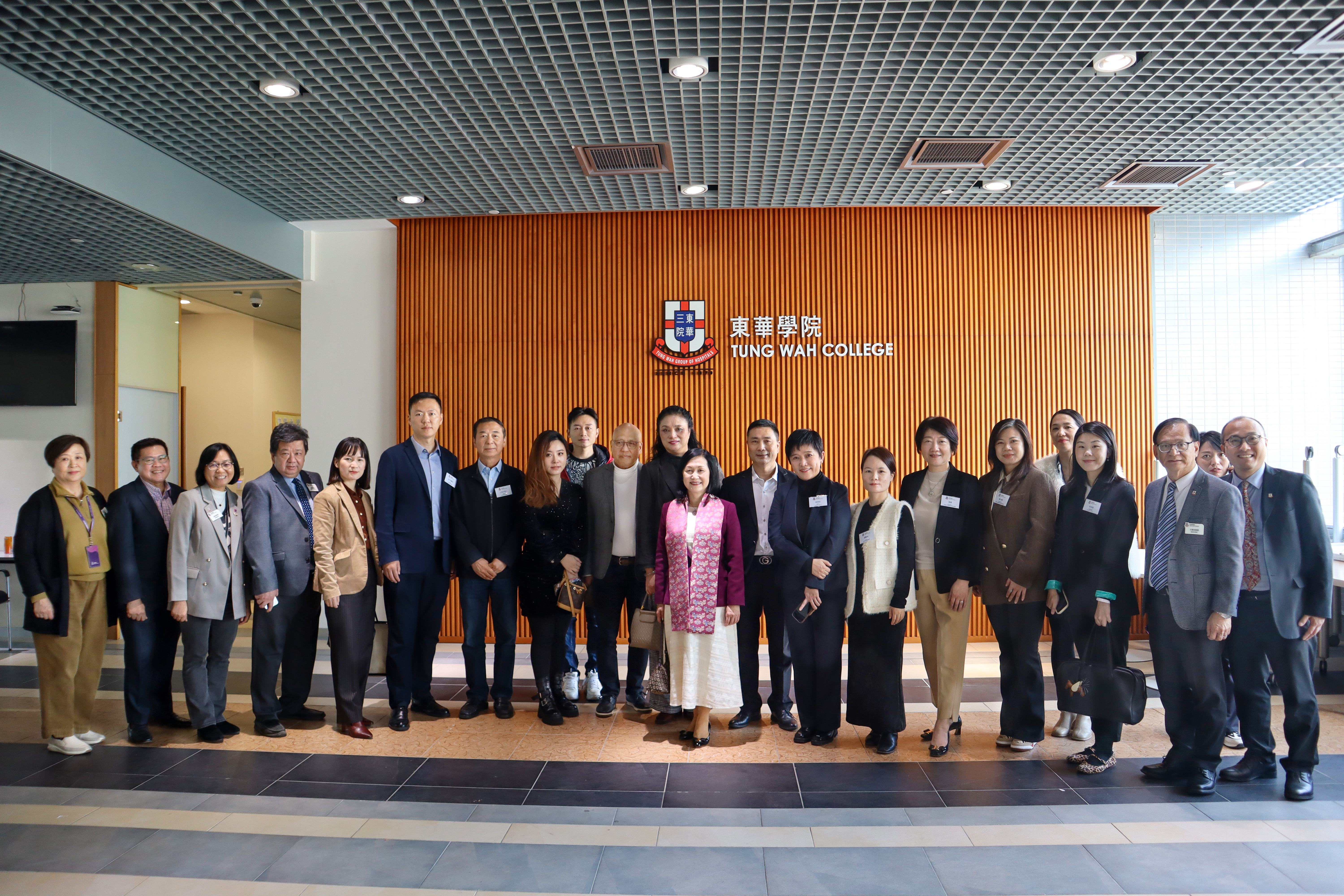 东华学院医疗教育产学研合作框架协议签约仪式