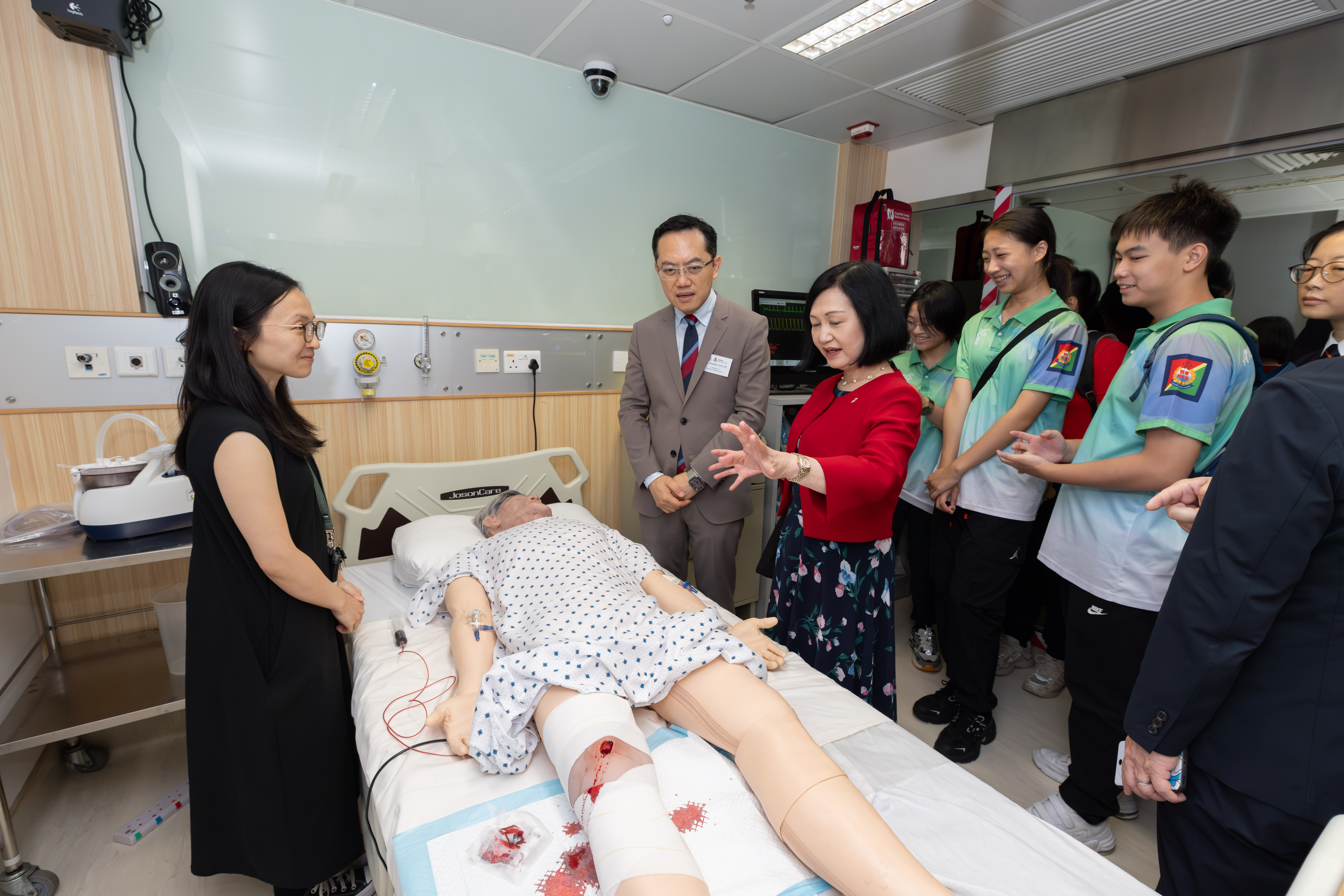 东华学院与医疗辅助队签署合作备忘录
