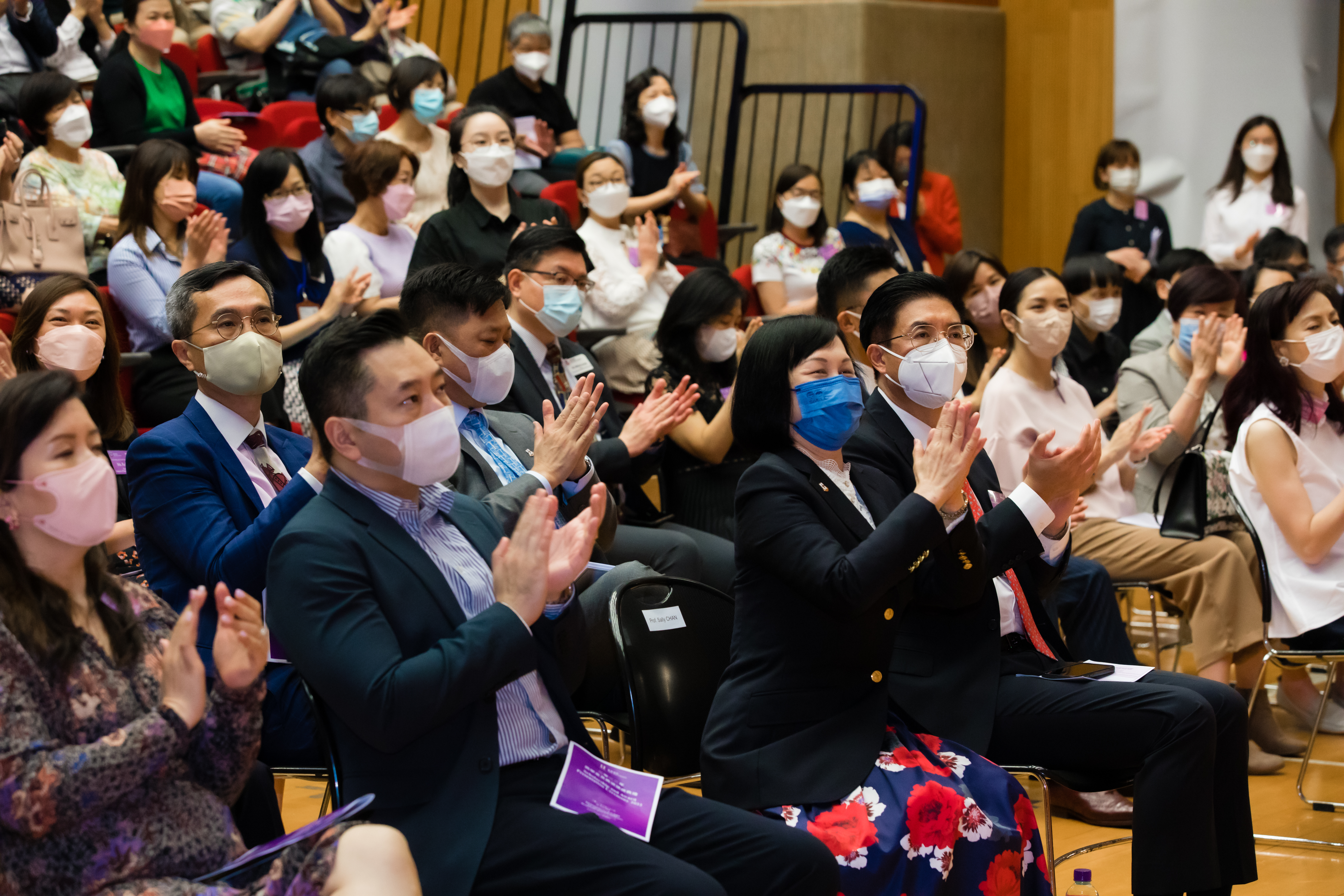 东华学院于6月22日（星期三）假京士柏校园举行「2022年奖学金及奖项颁奖典礼」，表扬在学业、体育和校外活动等领域上表现杰出的同学。